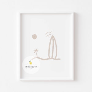 Pu&ograve; includere: Una stampa d'arte minimalista con uno schema di colori beige che rappresenta un sole stilizzato, una palma e una tavola da surf. La stampa ha uno sfondo bianco ed &egrave; incorniciata in una cornice bianca. Il testo "LEMONSODA Design" si trova nell'angolo in basso a sinistra della stampa.