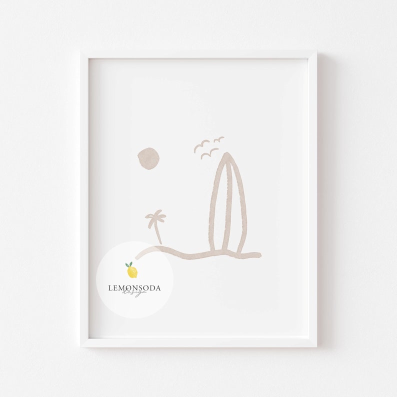 Pu&ograve; includere: Una stampa d'arte minimalista con uno schema di colori beige che rappresenta un sole stilizzato, una palma e una tavola da surf. La stampa ha uno sfondo bianco ed &egrave; incorniciata in una cornice bianca. Il testo "LEMONSODA Design" si trova nell'angolo in basso a sinistra della stampa.