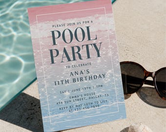 Può includere: Un invito a una festa in piscina con un design ad acquerello nei toni del rosa e del blu. L'invito recita "POOL PARTY" e include i dettagli per l'11° compleanno di Ana. Occhiali da sole e una conchiglia sono accanto all'invito.
