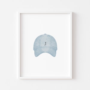 Peut inclure: Une casquette de baseball bleu clair avec la lettre "J" brodée sur le devant.