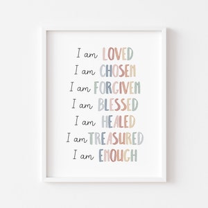 Puede incluir: Una impresión enmarcada en blanco con el texto "I am LOVED, I am CHOSEN, I am FORGIVEN, I am BLESSED, I am HEALED, I am TREASURED, I am ENOUGH" en fuente manuscrita de colores.