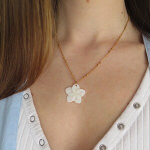 10k Yellow Gold Hawaiian Plumeria Flower Pendant – Handmade Roped Circle Charm - View #9