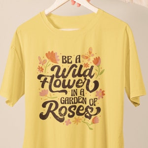 Wees een wilde bloem in een tuin van rozen tshirt, wilde bloem shirt, bloemen tshirt, bloem shirt, cadeau voor vrouwen, dames shirts, beste vriend cadeau