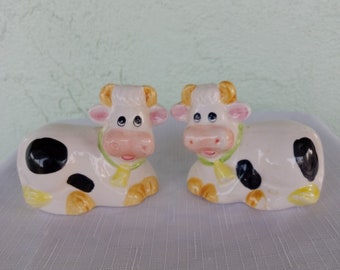 Vintage Cow Salt and Pepper Shakers-Collectible Shakers-Ceramic Cow Shakers-Sker Set-Cow Decor-Farmhouse Decor-Country Kitchen-Cow Shakers-