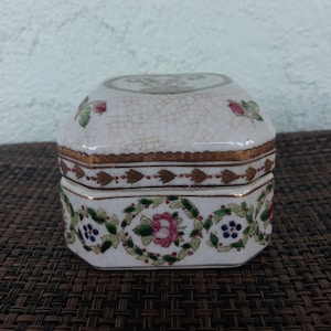 Vintage Chinese Porcelain Trinket Box-Keepsake Box-Asian Decor- Catch All- Floral Jewelry Box-Porcelain Box-Floral Porcelain Box-Trinket