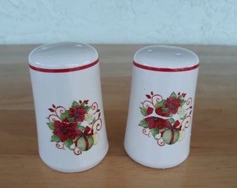 Vintage Salt and Pepper Shakers-Christmas Salt and Pepper-Christmas Decor-Holiday Entertaining-Festive Shakers-Ceramic Shakers-Table Decors