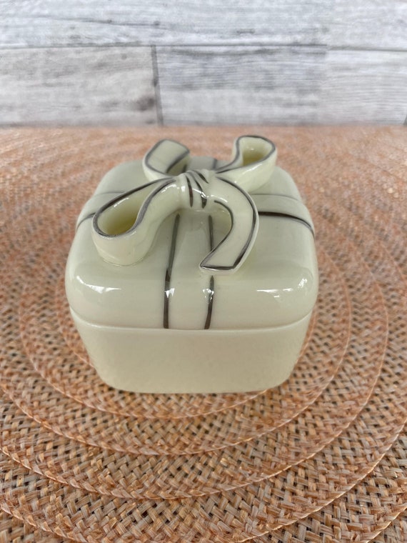 Vintage Trinket Box-Lidded Trinket Box-Trinket Box with Bow-Jewelry Box-Porcelain Trinket Box-Ring Box-Gift Box-White and Silver Trinket Box