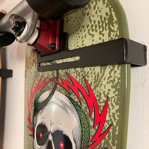 Skateboard Wall Mount – Display Your Board with Trucks On