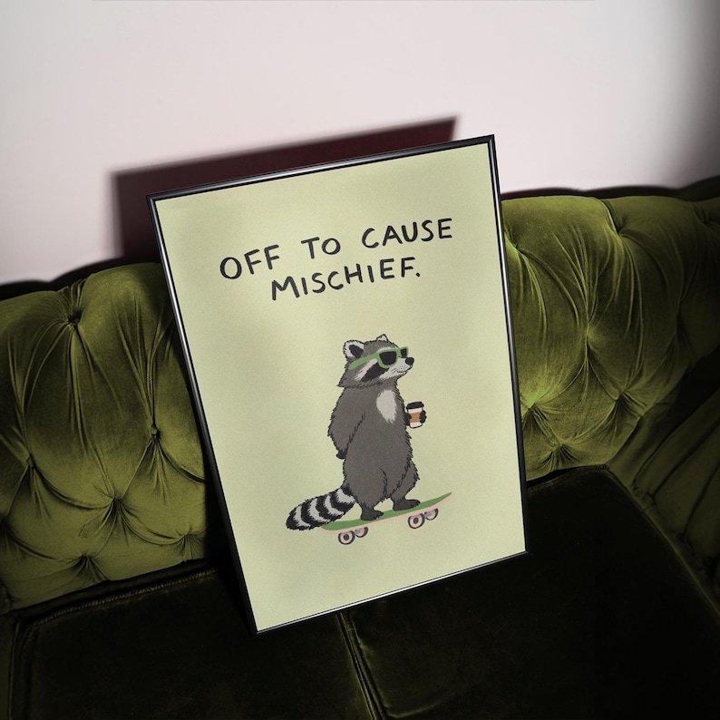 Puede incluir: Impresi&oacute;n art&iacute;stica enmarcada con un mapache de dibujos animados con gafas de sol y una taza de caf&eacute;, montado en una patineta. La impresi&oacute;n tiene el texto "OFF TO CAUSE MISCHIEF" en negro sobre un fondo verde claro.