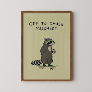 Puede incluir: Una impresi&oacute;n art&iacute;stica enmarcada con un mapache de dibujos animados con gafas de sol y una taza de caf&eacute;, de pie sobre una patineta. El texto "OFF TO CAUSE MISCHIEF" est&aacute; encima del mapache. El fondo es de color verde claro.