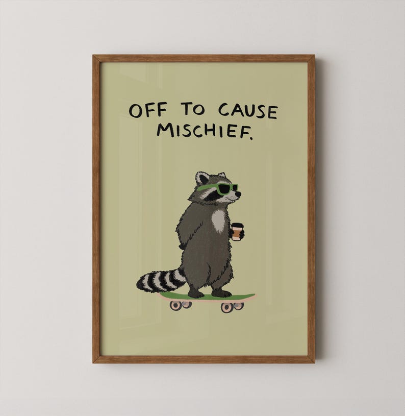 Puede incluir: Una impresi&oacute;n art&iacute;stica enmarcada con un mapache de dibujos animados con gafas de sol y una taza de caf&eacute;, de pie sobre una patineta. El texto "OFF TO CAUSE MISCHIEF" est&aacute; encima del mapache. El fondo es de color verde claro.