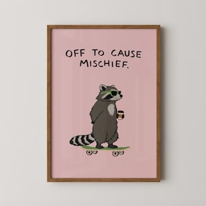 Puede incluir: Impresi&oacute;n enmarcada con un mapache de dibujos animados con gafas de sol y una taza de caf&eacute;, sobre una patineta. El mapache es gris y blanco, sobre un fondo rosa con el texto "OFF TO CAUSE MISCHIEF."