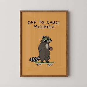 Puede incluir: Impresi&oacute;n art&iacute;stica enmarcada con un mapache de dibujos animados con gafas de sol y una taza de caf&eacute;, de pie sobre una patineta. La impresi&oacute;n tiene el texto "OFF TO CAUSE MISCHIEF" sobre un fondo naranja.