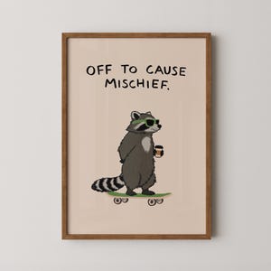 Puede incluir: Impresi&oacute;n enmarcada con un mapache de dibujos animados con gafas de sol y una taza de caf&eacute;, de pie sobre una patineta. El mapache es gris y blanco con una cola a rayas. El texto "OFF TO CAUSE MISCHIEF" est&aacute; arriba.