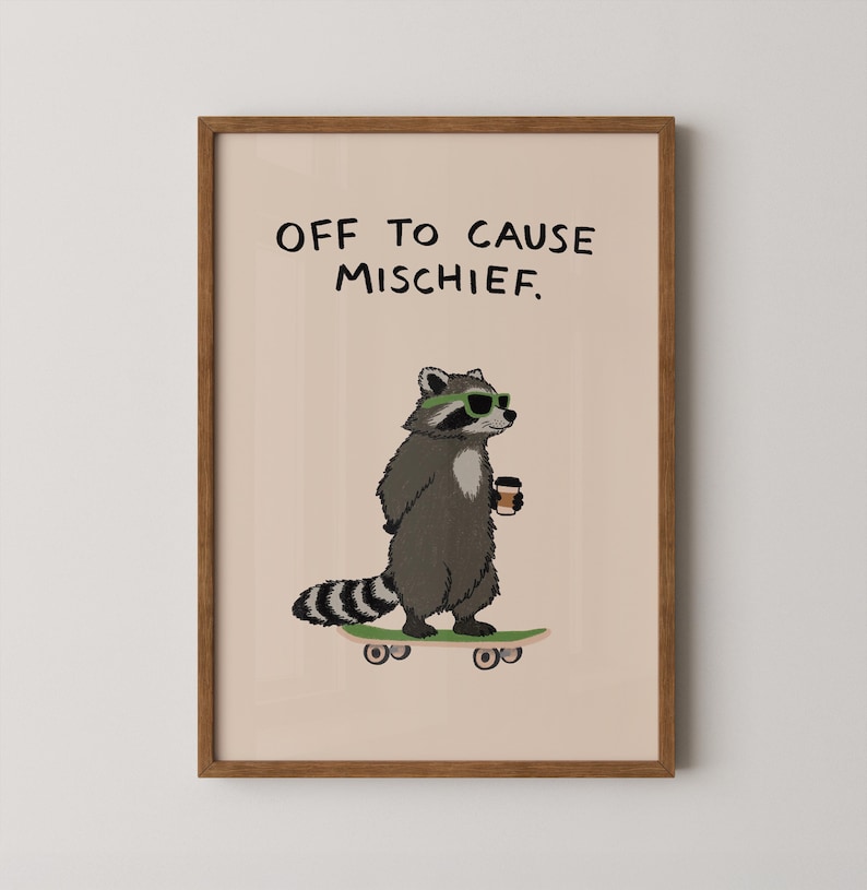 Puede incluir: Impresi&oacute;n enmarcada con un mapache de dibujos animados con gafas de sol y una taza de caf&eacute;, de pie sobre una patineta. El mapache es gris y blanco con una cola a rayas. El texto "OFF TO CAUSE MISCHIEF" est&aacute; arriba.