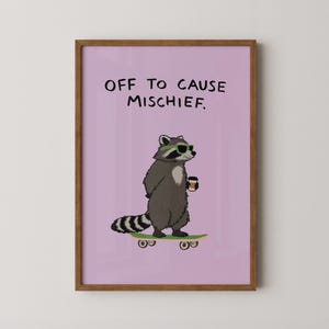 Puede incluir: Una impresi&oacute;n enmarcada con un mapache de dibujos animados con gafas de sol y sosteniendo una taza de caf&eacute;, de pie sobre una patineta. La impresi&oacute;n tiene el texto "OFF TO CAUSE MISCHIEF" sobre un fondo lavanda. El marco es marr&oacute;n.