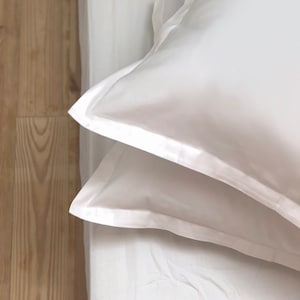 Witte kussensloop van 100% katoen glad satijn cadeau voor vrouwen. Kussensloop met envelopsluiting in de maten Queen, King, Euro, Standaard en Custom.