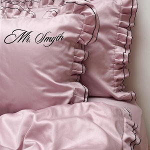 Taie d&#39;oreiller brodée personnalisée à volants | Nom, initiales ou message personnalisé | Cadeau taie d&#39;oreiller à monogramme pour elle