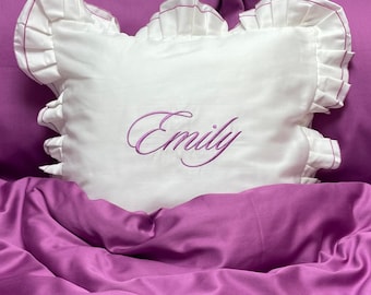 Federa ricamata con volant, 100% raso di cotone / Nome, iniziali o messaggio personalizzato, colore rosa / Federa personalizzata con monogramma