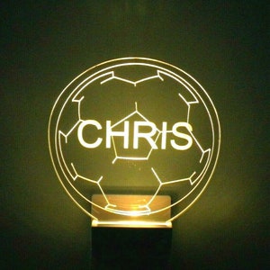 以下が含まれることがあります： 中央に「CHRIS」という名前が書かれたサッカーボールの形をした白いナイトライトです。