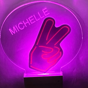 Mano Signo de paz Luz nocturna Multicolor LED personalizado Habitación Enchufe de pared Cool-Touch Smart y Sensor del atardecer al amanecer Dormitorio Pasillo Baño
