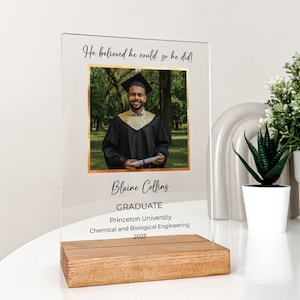 Soporte de escritorio de madera personalizado Gorro de graduación personalizado Borla Diploma Graduado Clase de 2023 Escuela secundaria Universidad Graduado Regalo