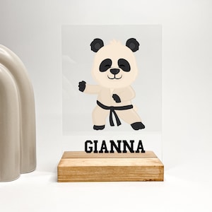 Anpassad personlig träbas bordsstativ söt djurpanda björn atlet design sport karate bälte kampsport pojke flicka heminredning present