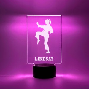 Gepersonaliseerde vrouwelijke meisje Karate Martial Arts Kung-fu Light Up LED-kamer Sport nachtlampje Lamp cadeau GRATIS gravure, 16 kleuren afstandsbediening