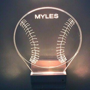 Baseboll nattlampa flerfärgad personlig LED vägguttag, cool touch smart skymnings- till gryningssensor barnrum hall, supercool