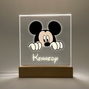 Mickey Mouse Night Light Up Table Lámpara de escritorio LED Personalizado Grabado gratis Nombre Niños Niñas Dormitorio Decoración de la habitación, Ideal para guardería y baño