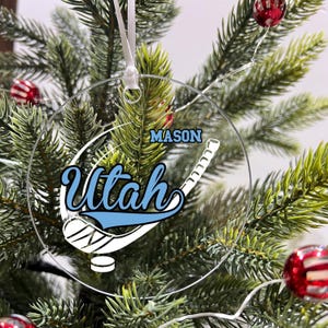 Personalisierte Verzierung Hockey Sport Mannschaft Fan Spiel Weihnachtsandenken 3,5 &quot;Acryl Festliche Urlaub Weihnachtsbaum Hängende Dekoration Geschenk - Utah