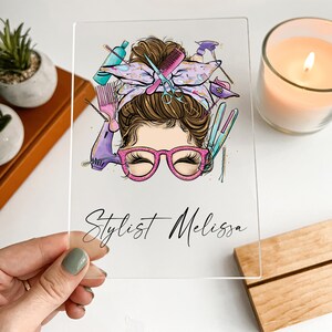 Personalisierte Schreibtisch-Namensschild-Plakette | Einzigartiges Geschenk | Friseursalon Dekor | Zeichen | Hair Stylist Beauty Artist Care Company Station Stand Display