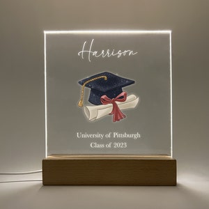 Soporte de escritorio LED con base de madera clara personalizado, gorra de graduación personalizada, borla, diploma, grado de 2023, regalo para graduado de secundaria y universidad