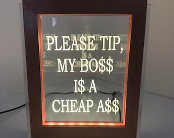 Hucha LED personalizada de 18 cm de ancho x 21,5 cm de alto. 16 colores LED y control remoto. Incluye logotipo, foto y código QR. Ideal para DJs, bármanes, eventos y artistas.