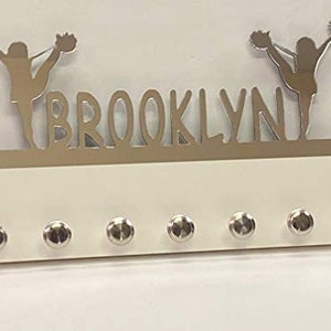 Personalisierter Namensmedaillenhalter Cheerleader Cheer Sport Display Awards Wand organizer Hängeleiste mit Haken für 60+ Medaillen, Bänder