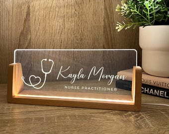 Support pour assiette de bureau avec nom et titre personnalisés | Symbole du stéthoscope Infirmière médicale professionnelle Soins infirmiers | Plaque signalétique lumineuse LED pour enseigne de bureau