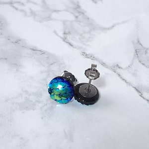Kleine Ohrstecker, Titanium Ohrringe flatback, irisierend Schmuck, blau grün hypoallergene Ohrstecker, 9 mm Ohrringe, Letterbox Geschenke
