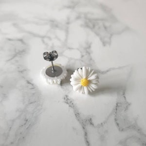 Titanium earrings studs, daisy earrings, daisy gifts, hypoallergenic earrings, nickel free studs, flower earrings, stocking fillers for teen