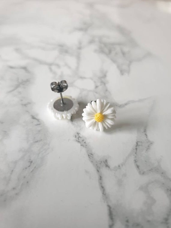 Titanium earrings studs, daisy earrings, daisy gifts, hypoallergenic earrings, nickel free studs, flower earrings, stocking fillers for teen