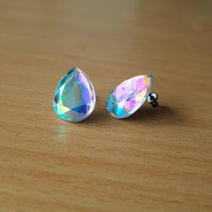 Teardrop Titan Ohrstecker, irisierende Ohrringe, hypoallergene nickelfreie Ohrstecker, AB Kristall, Kristallohrringe, Brautohrringe