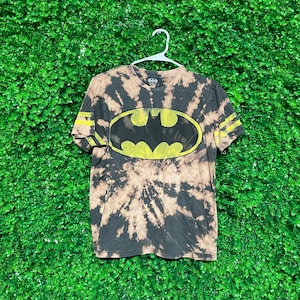 Koszulka z logo Batmana z nadrukiem w stylu vintage Acid Wash, męska, rozmiar średni (pasuje jak męskie rozmiary S/M), przerobiona, wyprodukowana w USA, barwiona metodą tie-dye, M137