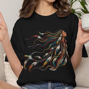 Może przedstawiać: Czarny t-shirt z grafiką przedstawiającą profil osoby z długimi, powiewającymi włosami splecionymi z kolorowymi piórami w odcieniach czerwieni, żółci, błękitu i bieli, tworzącymi dynamiczny i wirujący wzór artystyczny.