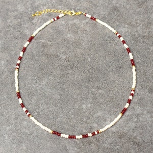 Elegante zierliche Rocailles Perlenkette, Boho-Stil-Geburtstag-Geschenk-Idee für Frauen, Weiß Dunkelrot mit goldenen Akzenten