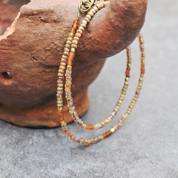 Collier élégant de perles de rocaille, marron rustique avec détails en laiton doré, bijoux bohèmes, collier délicat, petites perles de verre de 3 mm, bijoux d'automne