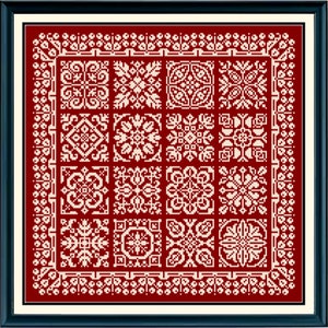 Puede incluir: Un patrón de punto de cruz rojo y blanco con 16 diseños geométricos diferentes. Los diseños están dispuestos en una cuadrícula y están rodeados por un borde.