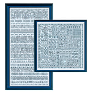 Può includere: Due pezzi di ricamo blu e bianco incorniciati con motivi geometrici. Il pezzo più grande è una collezione di bordi e il pezzo più piccolo è una collezione di quadrati.