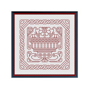 Könnte beinhalten: Ein rotes Stickmuster mit einer stilisierten Vase mit einer Blume und Vögeln, gerahmt in einem schwarzen Rahmen.