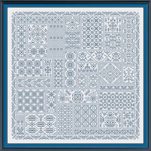 Peut inclure: Un sampler au point de croix encadré, présentant divers motifs géométriques et floraux bleus. Le design est composé de nombreux blocs rectangulaires et carrés, chacun rempli de points complexes. Une bordure détaillée encadre l'œuvre.