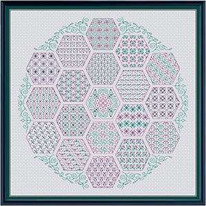 Pode incluir: Um padrão de ponto cruz que apresenta um desenho circular de 13 formas hexagonais com padrões geométricos intrincados em tons de verde e roxo. Os hexágonos são cercados por uma borda de videiras com folhas.