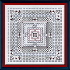 Op de afbeelding: Een zwart-wit geometrisch patroon met rode accenten. Het patroon is ingelijst in een donkerblauwe en rode lijst.